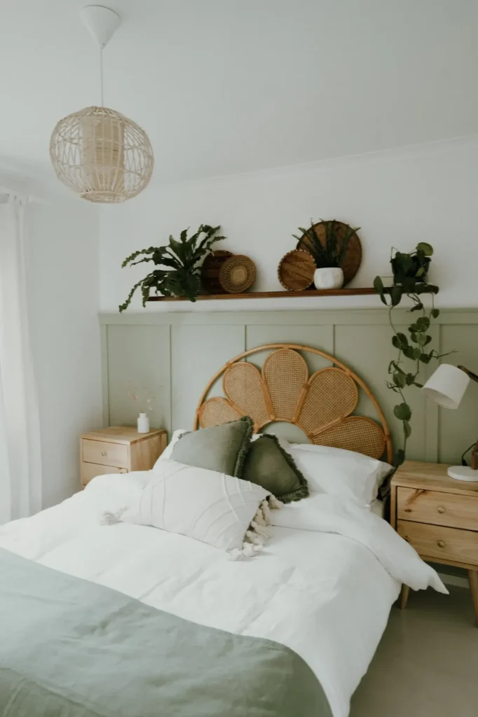 Chambre en vert olive avec tête de lit en rotin et étagère de plantes