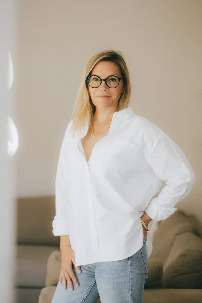 Amandine Ferreira, décoratrice d'intérieur à Montpellier, en chemise blanche