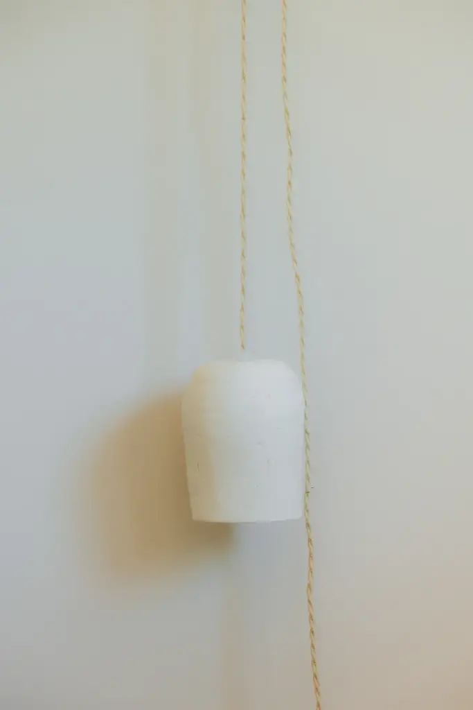Suspension en papier blanc sur son cordon torsadé